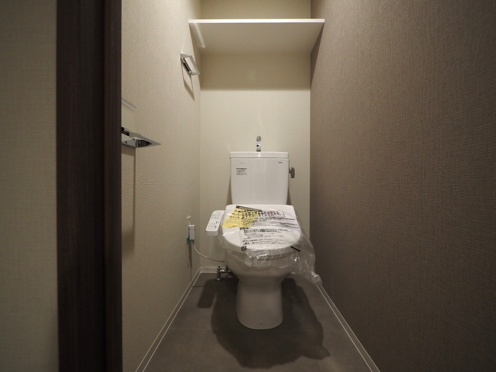 トイレ　落ち着いた色調のトイレです