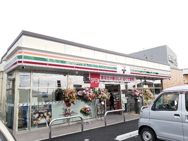 コンビニ　セブンイレブン（コンビニ）まで670m