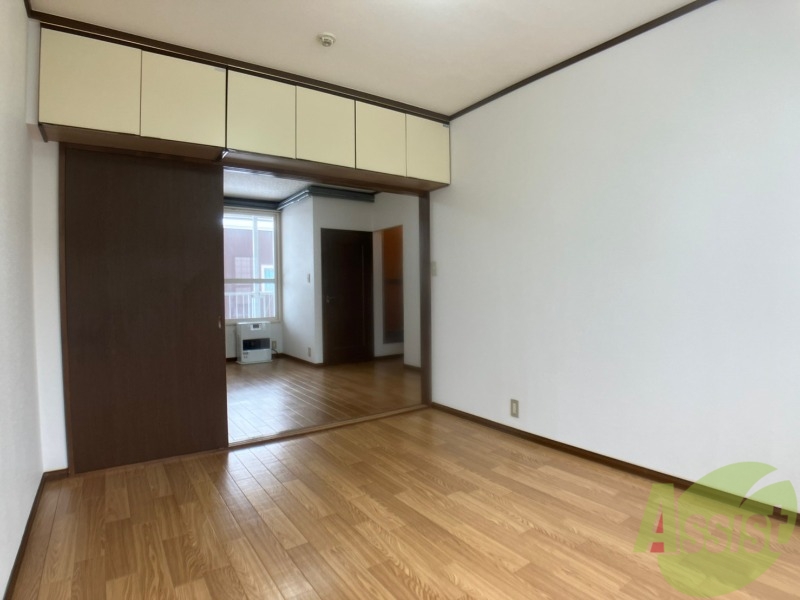 その他部屋・スペース　戸を閉めるとリビングと区切られた寝室にすることができますよ。
