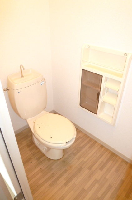 トイレ　落ち着いた色調のトイレです