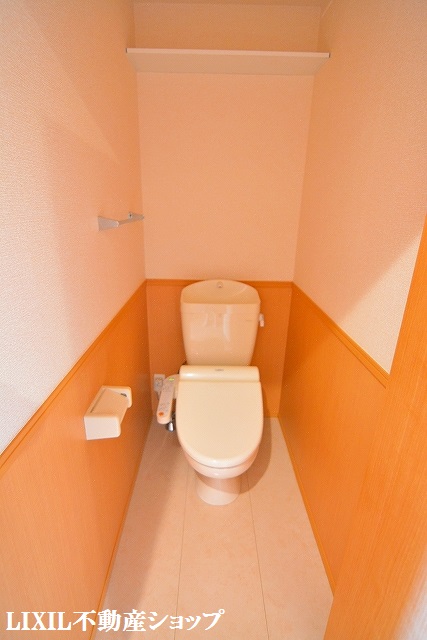 トイレ　温水洗浄暖房便座付のトイレです。