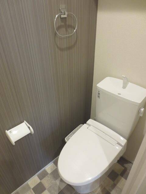 トイレ　温水洗浄便座付きです