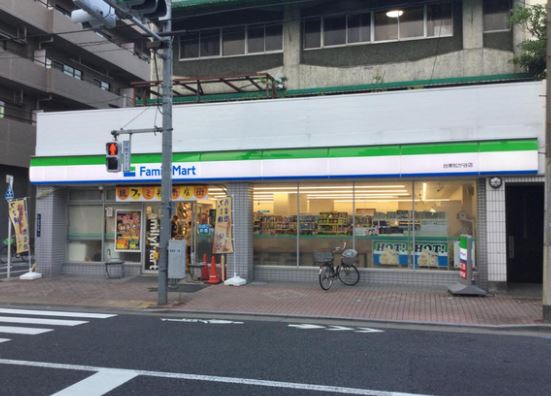 コンビニ　ファミリーマート台東松が谷店（コンビニ）まで96m