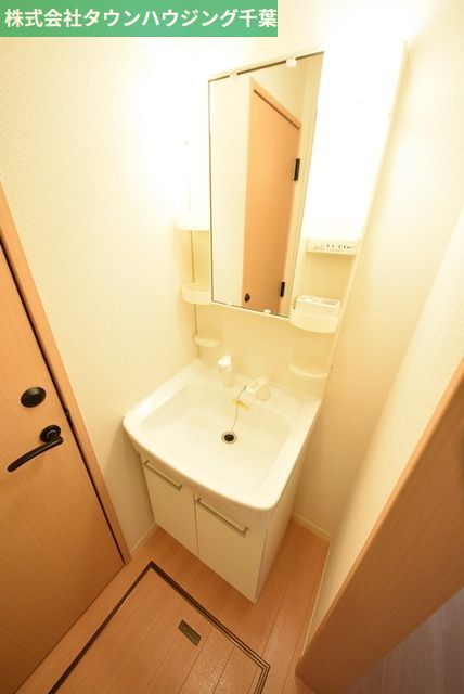 洗面設備　忙しい朝でも嬉しいシャワー付き独立洗面台