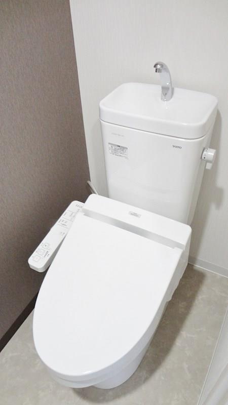 トイレ　温水洗浄暖房便座