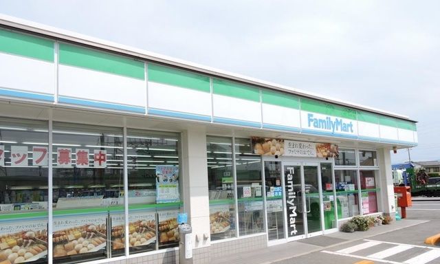 コンビニ　ファミリーマートさん（コンビニ）まで200m