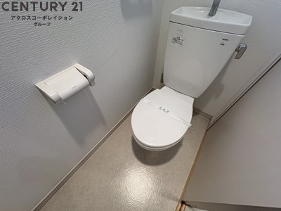 トイレ　窓付きで換気に便利です♪