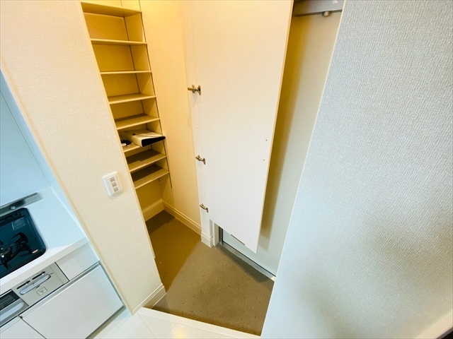 玄関　同一建物内１０６号室内装写真転載
