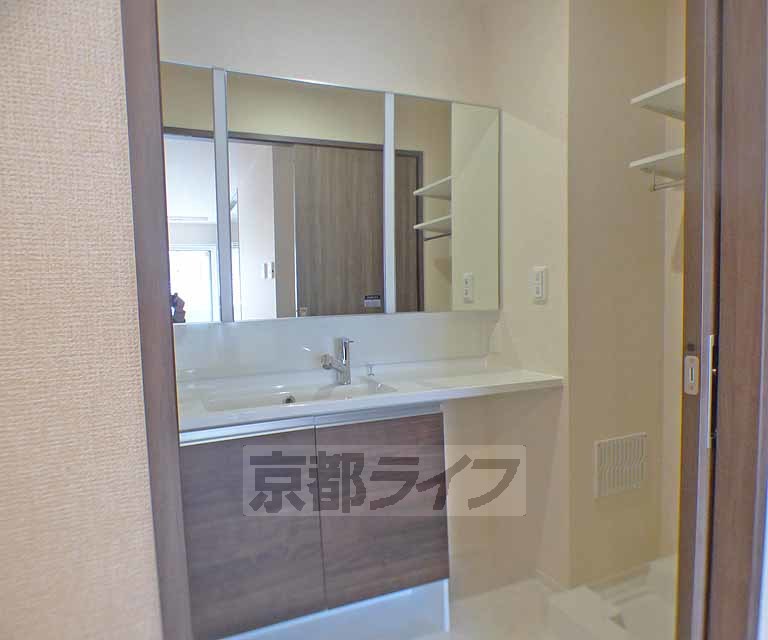 洗面設備　ワイドサイズで使いやすい独立洗面台です。