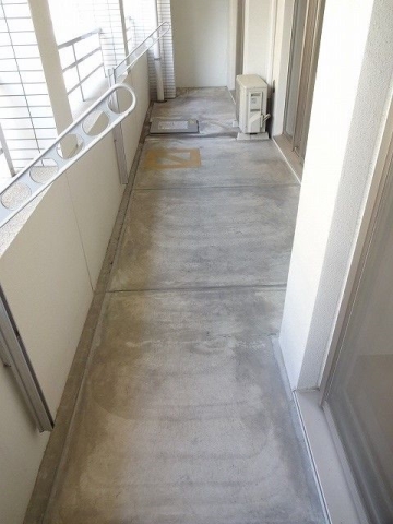バルコニー　三部屋にまたがる広々バルコニー