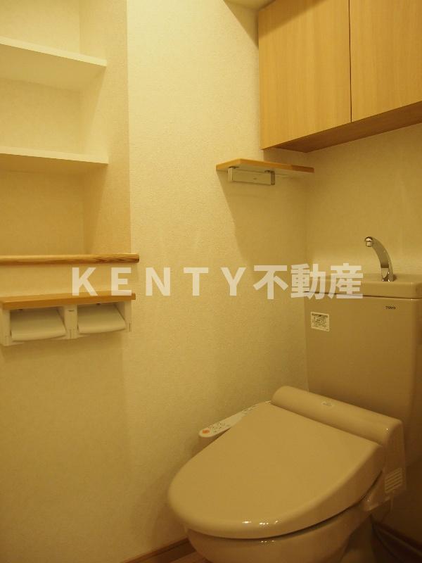 トイレ　落ち着いた色調のトイレです