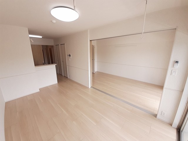 居室・リビング　現在建設中の為、同じ施工会社の内装写真を添付しております（イ