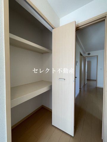 その他　開放的で明るい空間を演出してくれるバルコニーです