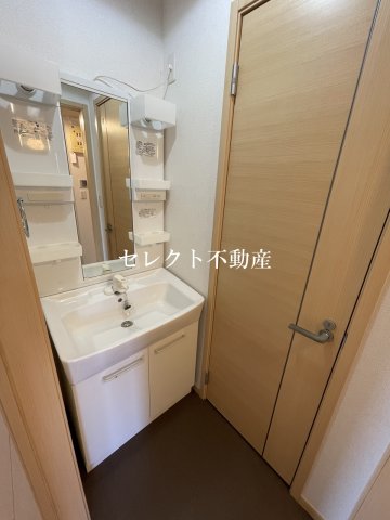 洗面設備　ゆったりとスペースのある洗面所