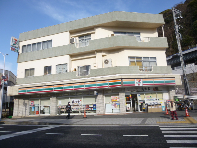 コンビニ　セブンイレブン　横須賀浦賀駅前（コンビニ）まで897m