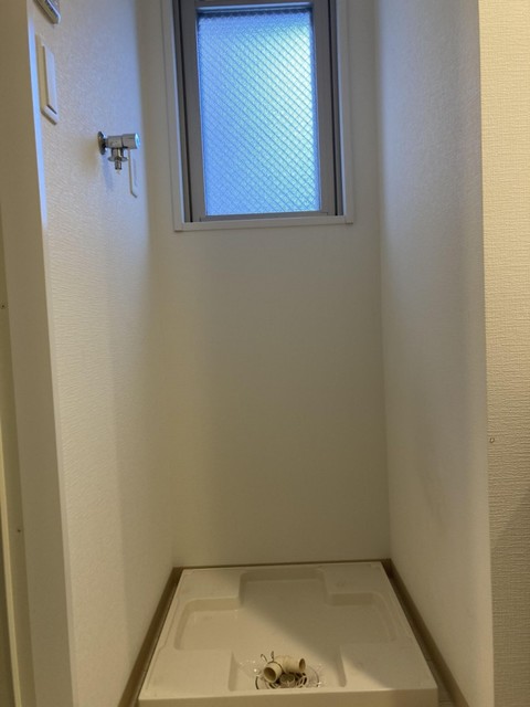その他設備　【脱衣場】脱衣所にも窓があり換気もできますよ