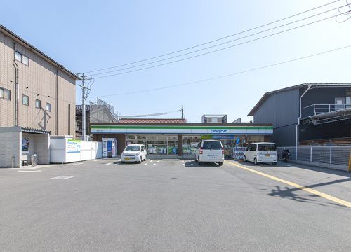 コンビニ　ファミリーマート 江坂町二丁目店（コンビニ）まで120m