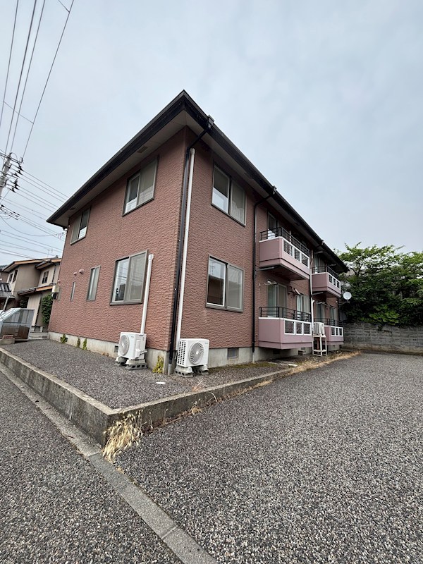 建物外観　木造2階建て