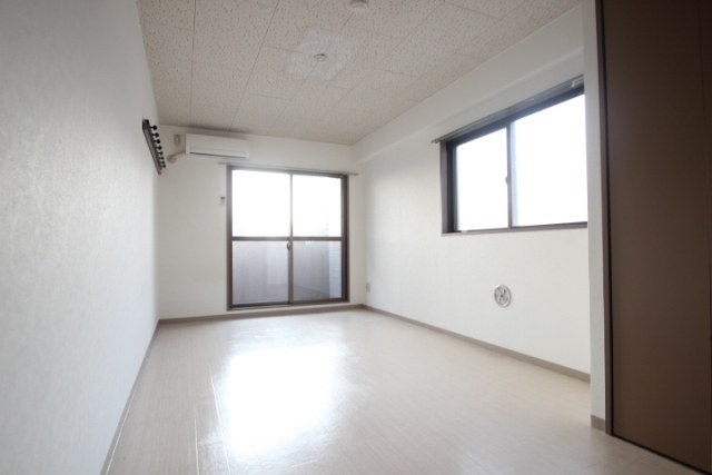 居室・リビング　白を基調としたお部屋です♪