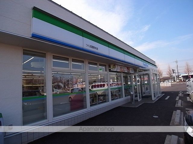 コンビニ　ファミリーマート（コンビニ）まで974m