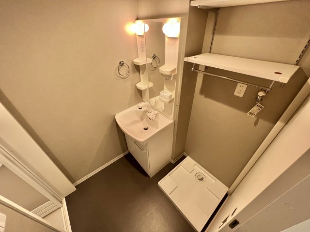 洗面設備　脱衣所にはシャンプードレッサーと室内洗濯機置場があります