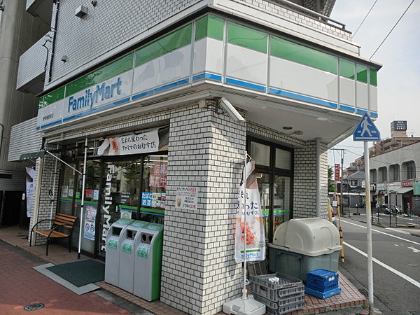 コンビニ　ファミリーマート 東青梅駅前店（コンビニ）まで588m