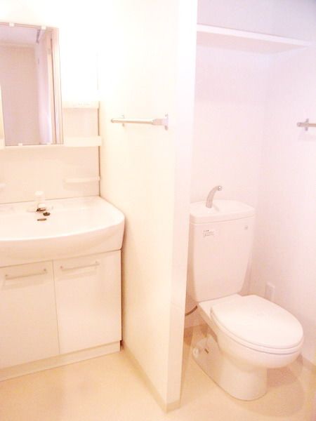 トイレ　トイレと洗面台です