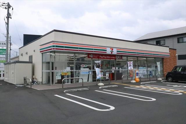 コンビニ　セブンイレブン鳥取的場店（コンビニ）まで748m