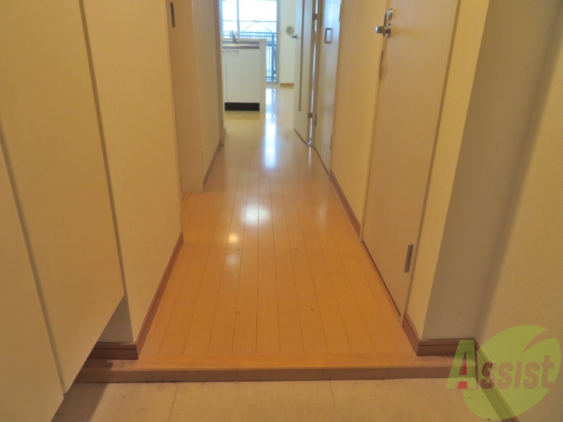 玄関　玄関からの様子です。すぐ部屋が見えないのは安心ですね。