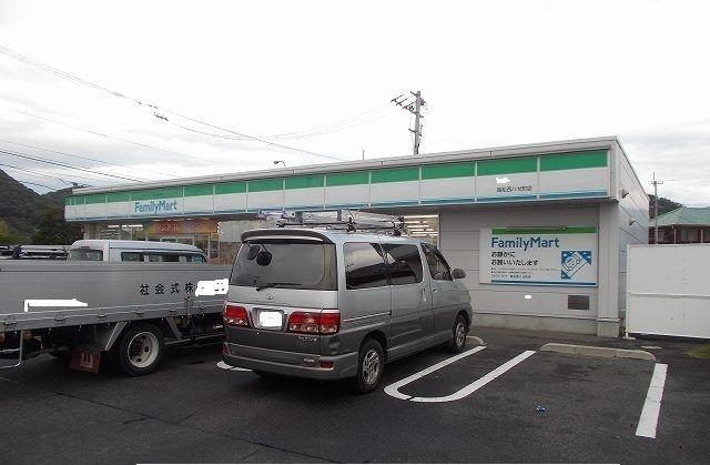 コンビニ　ファミリーマートさん（コンビニ）まで1300m