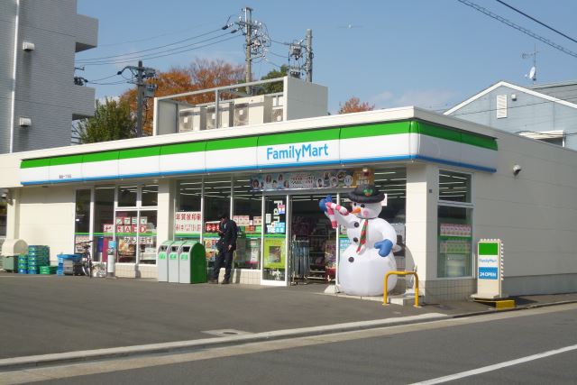 コンビニ　ファミリーマート（コンビニ）まで190m
