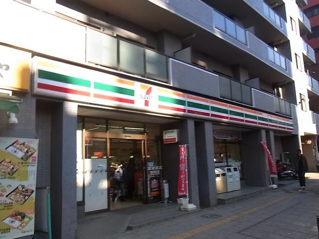 コンビニ　セブンイレブン（コンビニ）まで560m