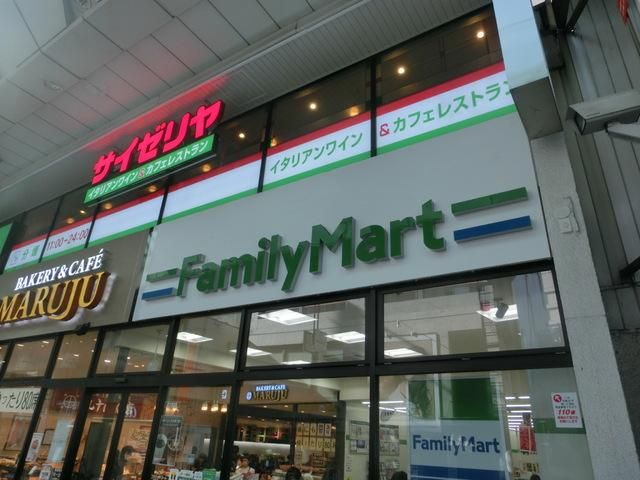 コンビニ　ファミリーマート（コンビニ）まで640m