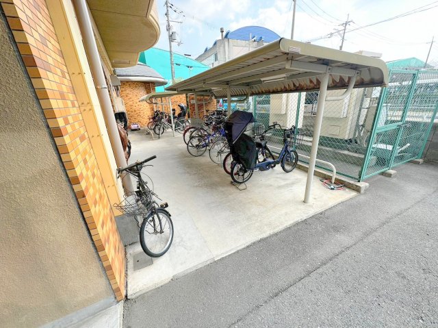 駐車場　敷地内には入居者専用の駐輪スペースもあります。