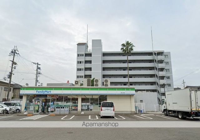 コンビニ　ファミリーマート（コンビニ）まで591m
