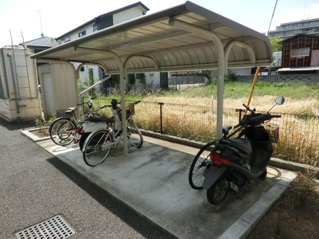 その他共有部分　屋根付の駐輪スペース。