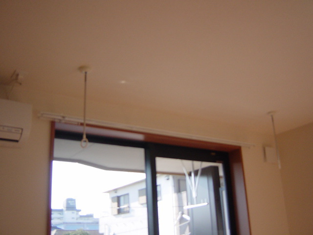 その他設備　室内物干し機付きで雨の日も安心ですね。