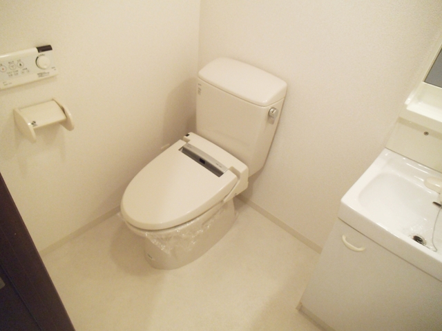 トイレ　トイレの隣に洗面台があります♪