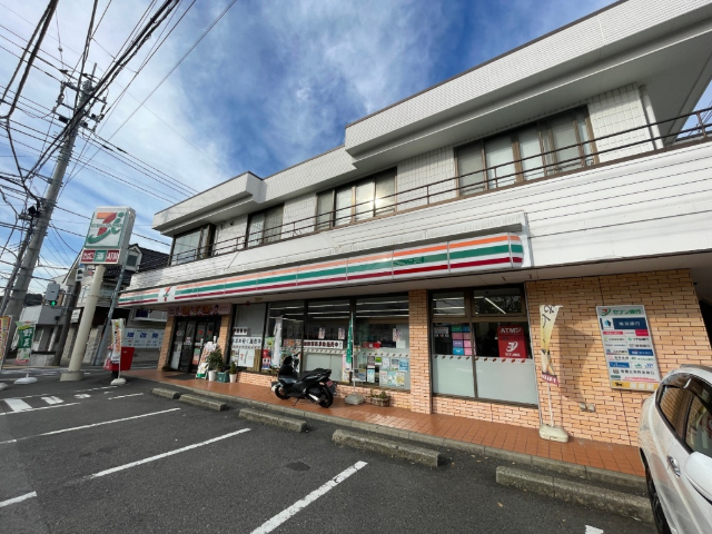 コンビニ　セブンイレブン横浜釜利谷東３丁目店（コンビニ）まで196m