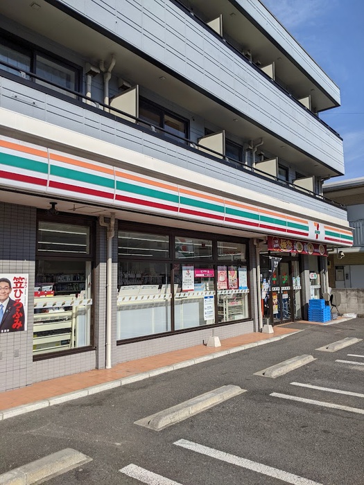 コンビニ　セブンイレブン（コンビニ）まで161m