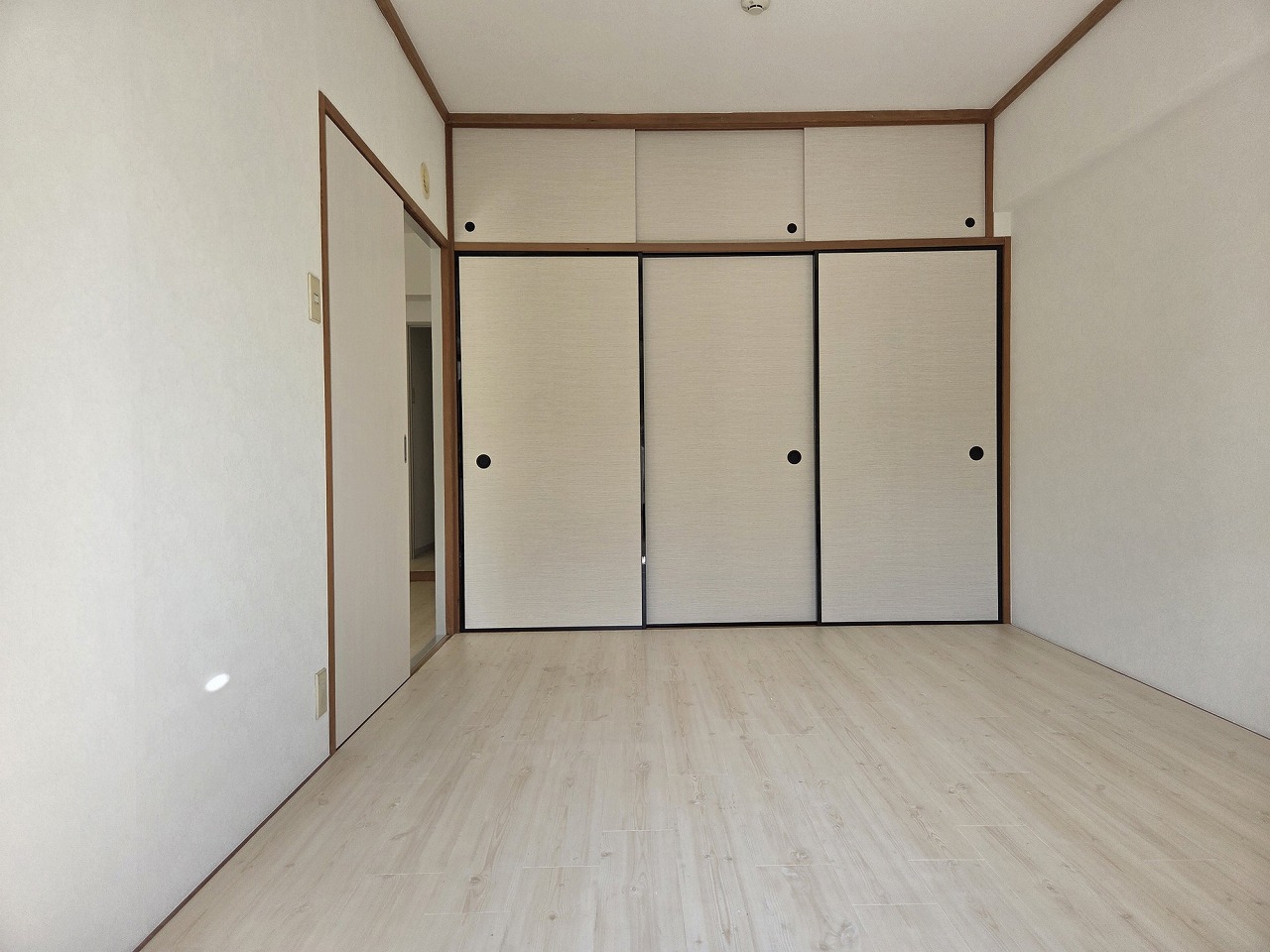 その他部屋・スペース　バルコニー側洋室。和室から洋室に床を張替ました！