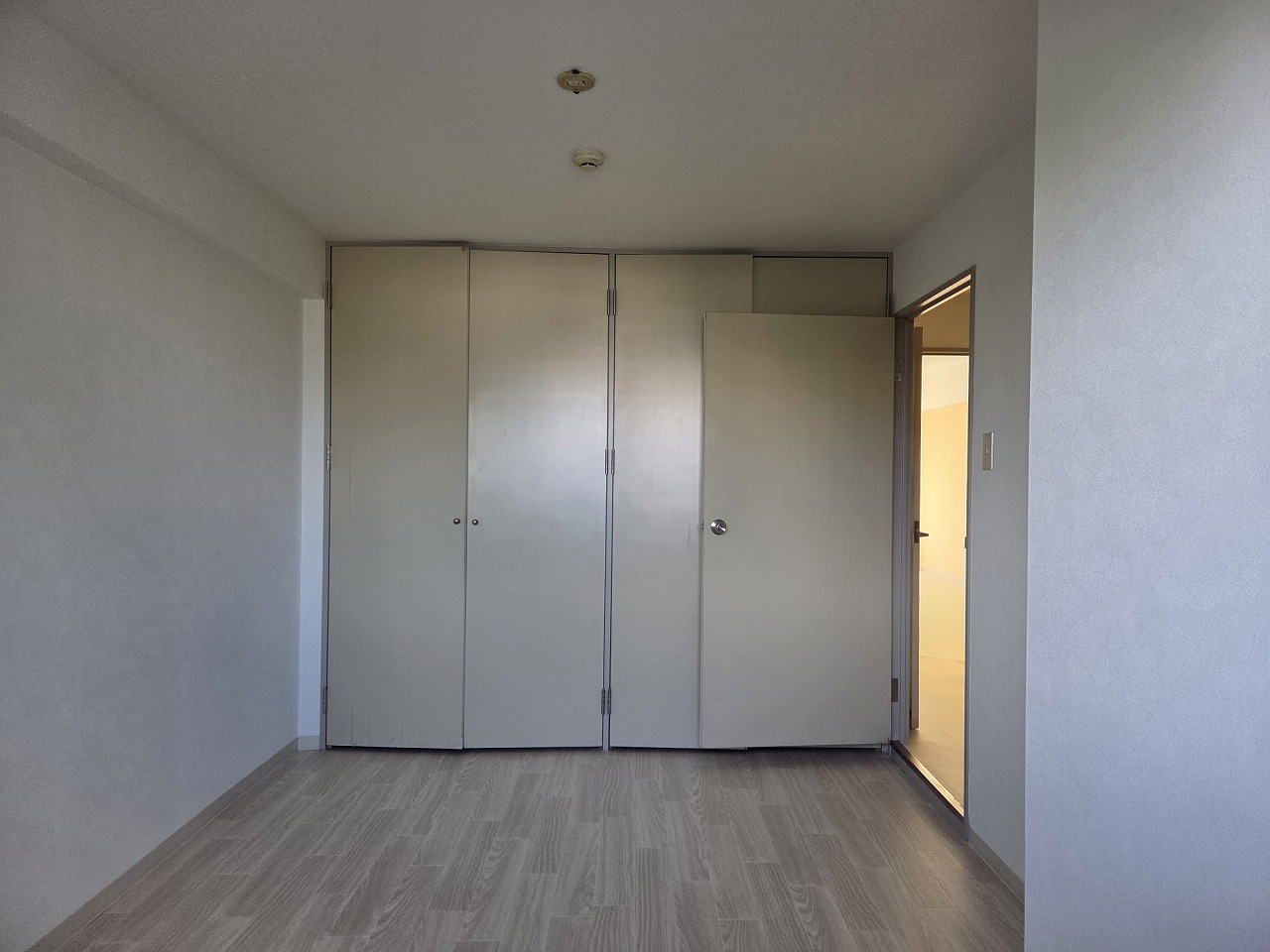 その他部屋・スペース　廊下側の洋室です。壁一面に収納があります。