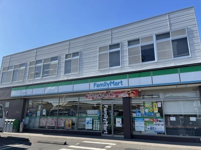 コンビニ　ファミリーマート（コンビニ）まで700m