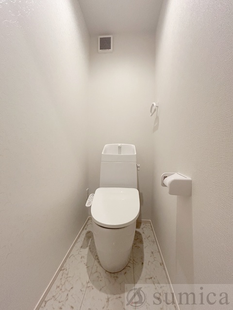 トイレ　人気アイテムの温水洗浄便座。清潔感のあるトイレです。