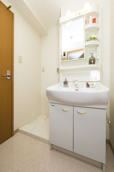 洗面設備　※写真は同じマンションの違う部屋のものになります。