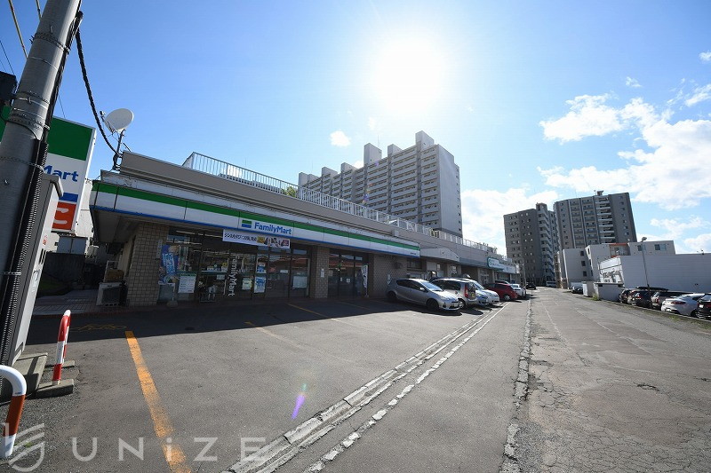 コンビニ　ファミリーマート札幌平岸5条店（コンビニ）まで409m