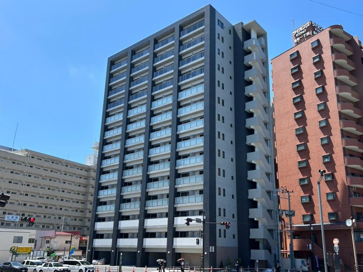 建物外観　14階建てのマンションです