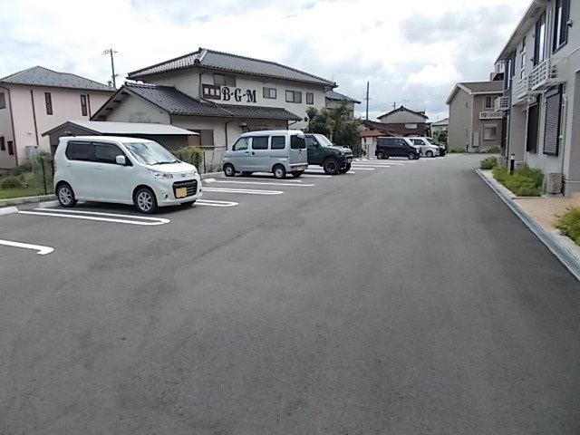 駐車場　敷地内に駐車場も完備★