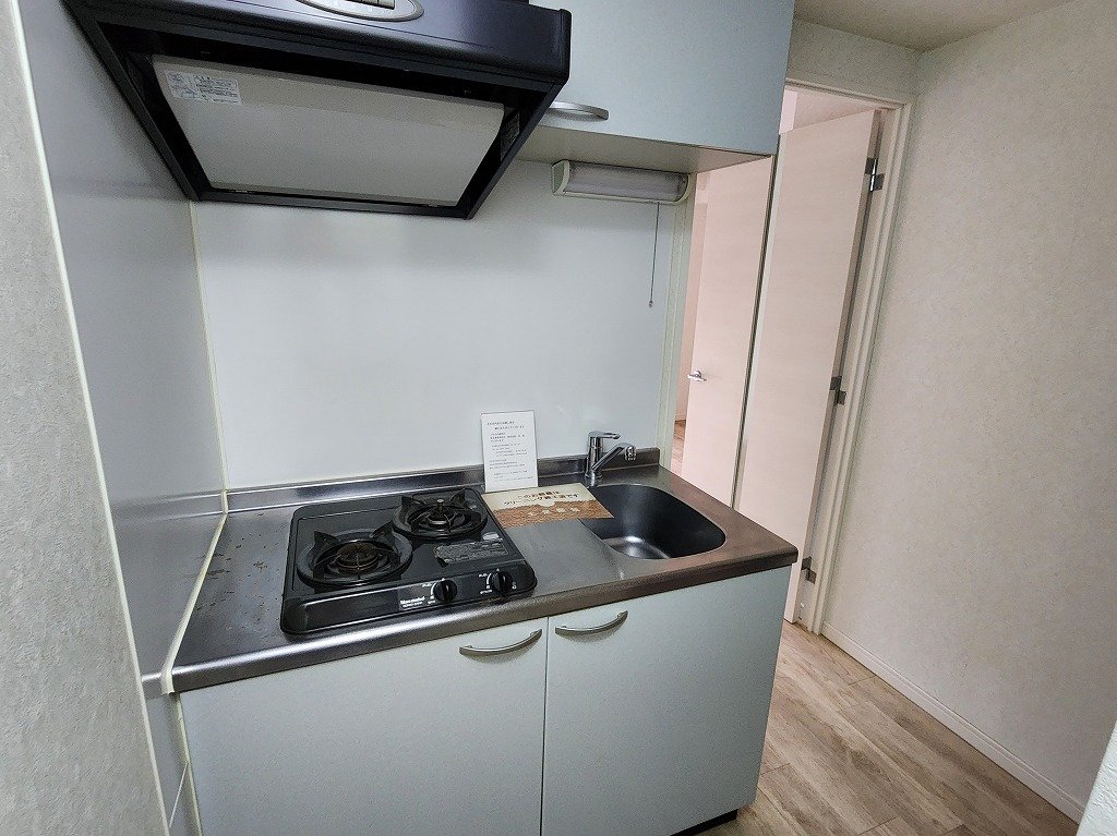 キッチン　２口システムキッチン採用　冷蔵庫スペースあり