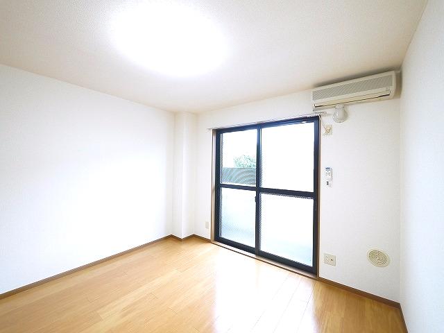 その他部屋・スペース　広くて明るい寝室
